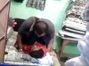 गैरेज में लड़कियां ह ...